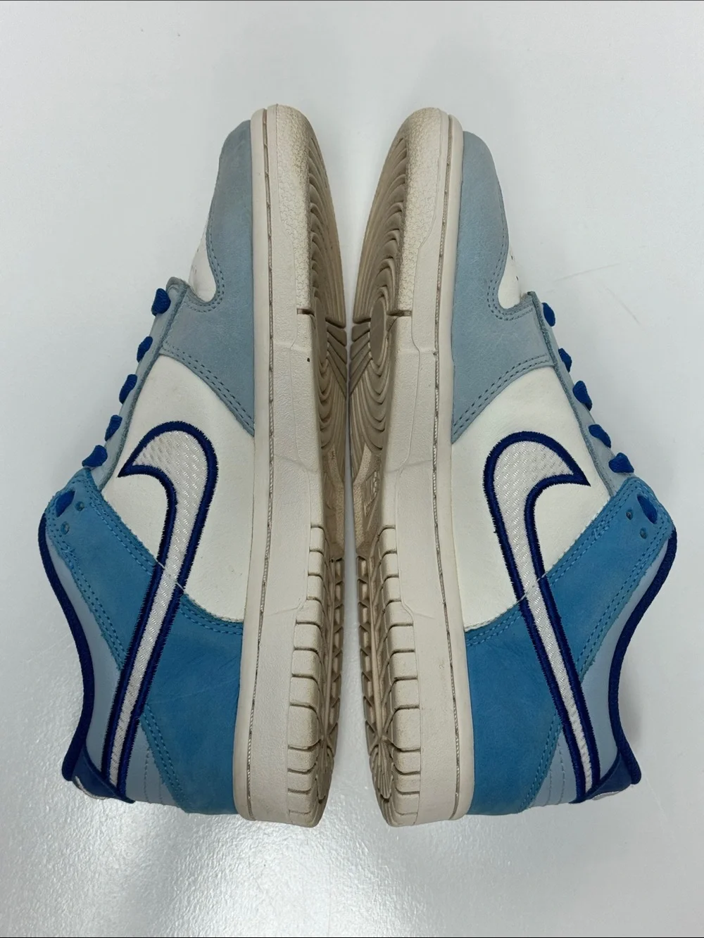 Nike Kids Low-Top Sneakers in White, Light Blue, Navy & Red
